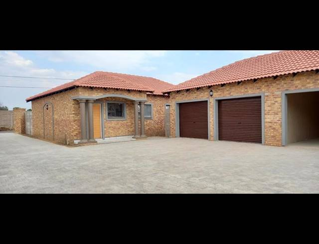 3 BEDROOM TOWNHOUSE FOR SALE IN RIVERSDALE